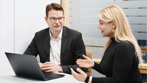 To ansatte jobber sammen på et møterom på Oslokontoret til Norges Bank Investment Management.