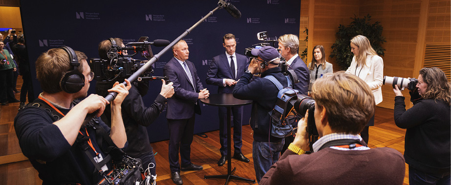 Fotografer tar bilder av sjef og nestleder for Norges Bank Investment Management etter en pressekonferanse om fondets resultater i 2023.