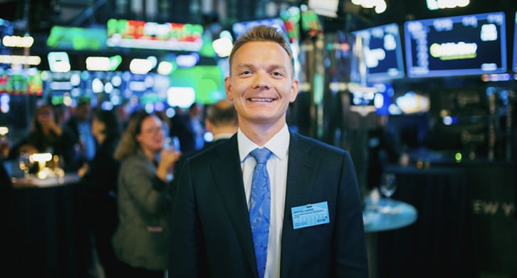 En ansatt fotograferes på New York Stock Exchange i forbindelse med lanseringen av TNFD-rammeverket.