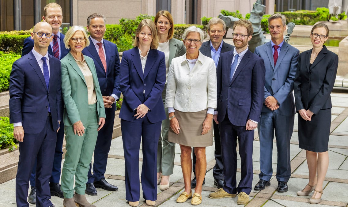 Norges Banks hovedstyre, gruppebilde utendørs.