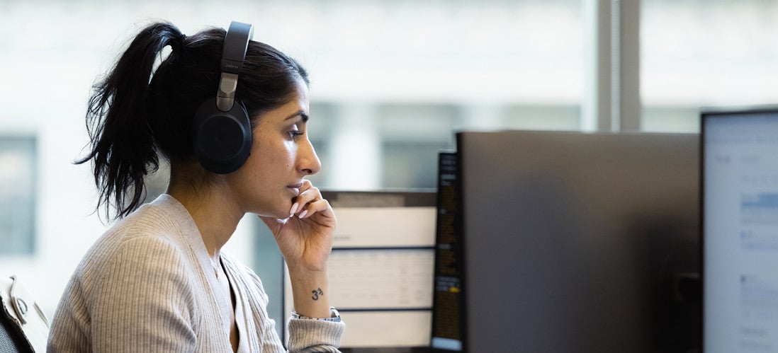 Ansatt med hodetelefoner i arbeid ved New York-kontoret.