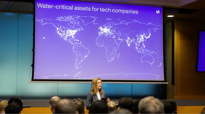Innleder foran en presentasjon med tittelen «Water-critical assets for tech companies», med verdenskart og markerte lokasjoner.