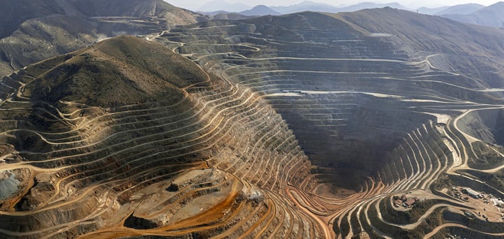 Luftfoto av et stort dagbrudd i fjellandskap.